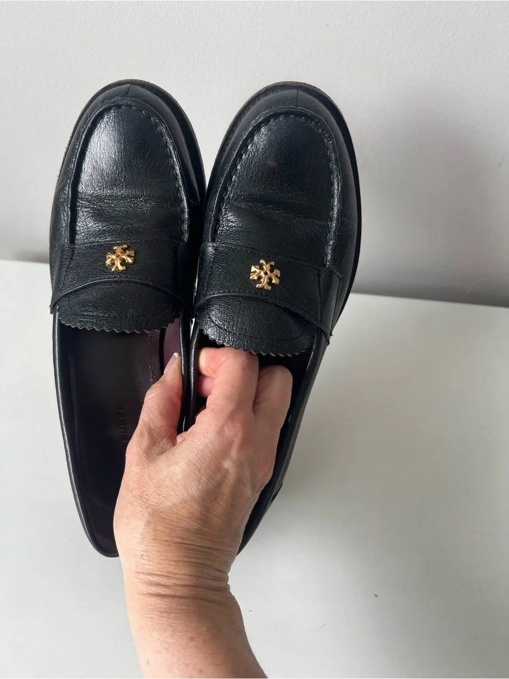 Tory Burch Black Leather Penny Loafers with Gold Logo size 6,5-7